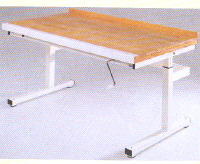 REF 03080 - TABLE DE TRAVAIL A HAUTEUR REGLABLE...