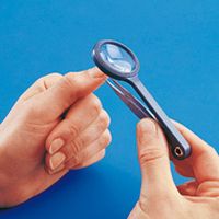AVEC LOUPE - PINCE A EPILER...
