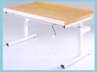 REF 03081 - TABLE DE TRAVAIL A HAUTEUR REGLABLE...