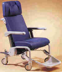 P702 - FAUTEUIL DE REPOS A ROULETTES...