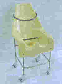 TH 13 V ENFANT - CHAISE PERCEE A ROULETTES...