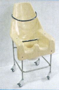 TH 14 V ADOLESCENT - CHAISE PERCEE A ROULETTES...
